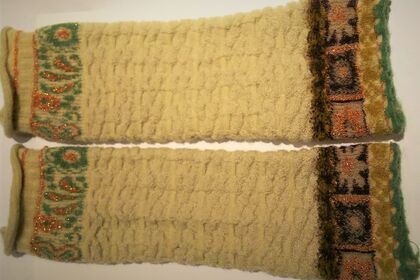 ベージュ　3888円